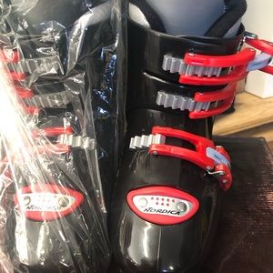 Nwt Nordica kids ski boots